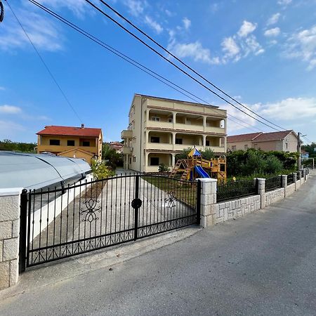 Apartments Piculjan โลปาร์ ภายนอก รูปภาพ