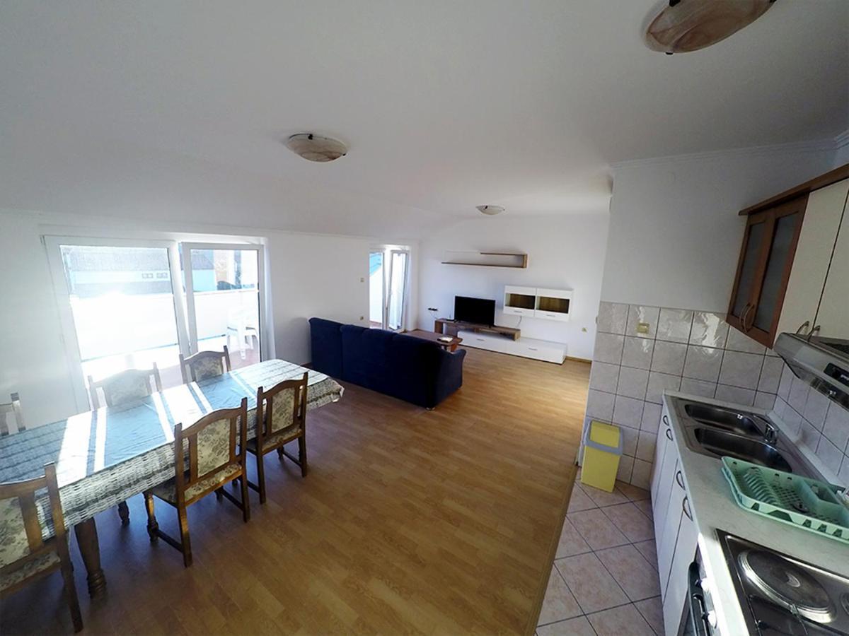 Apartments Piculjan โลปาร์ ภายนอก รูปภาพ