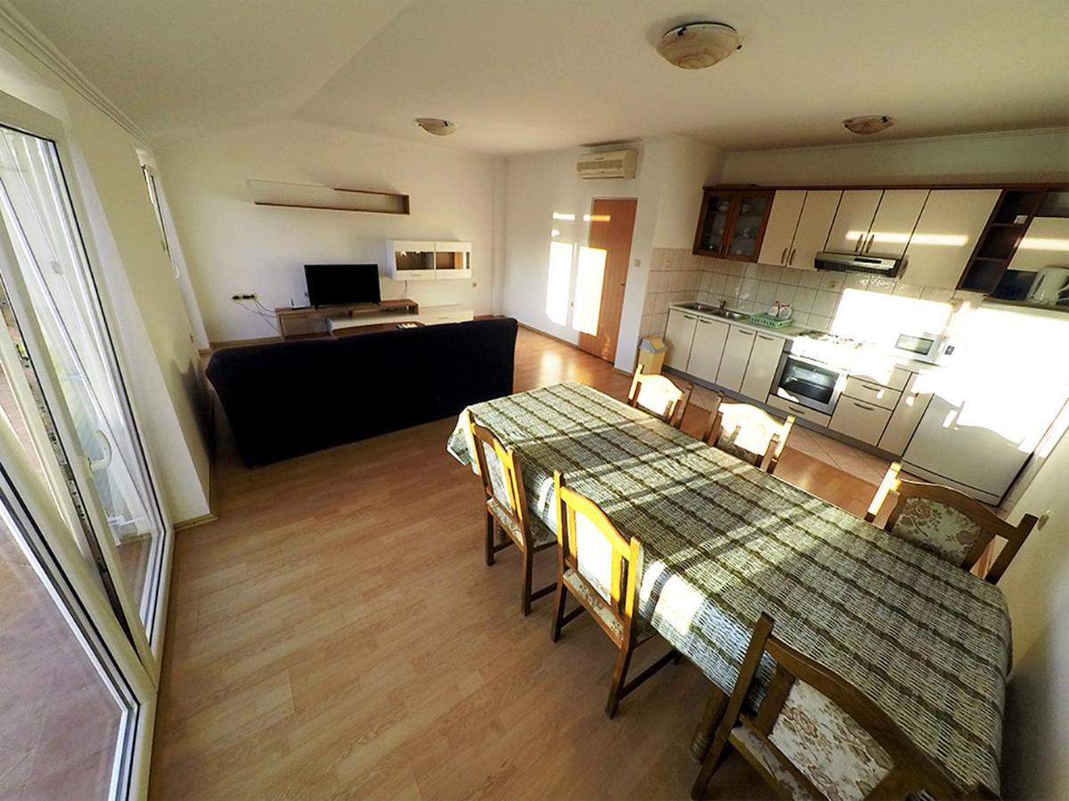 Apartments Piculjan โลปาร์ ภายนอก รูปภาพ