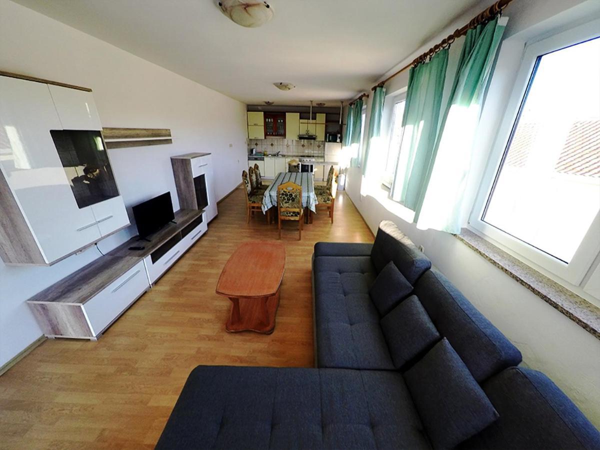 Apartments Piculjan โลปาร์ ภายนอก รูปภาพ