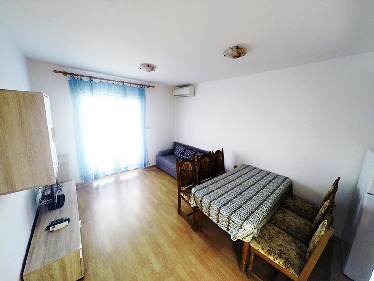 Apartments Piculjan โลปาร์ ภายนอก รูปภาพ