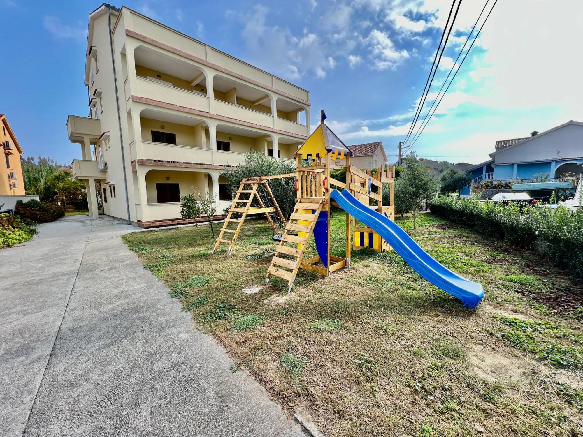 Apartments Piculjan โลปาร์ ภายนอก รูปภาพ