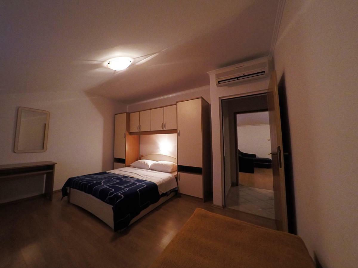 Apartments Piculjan โลปาร์ ภายนอก รูปภาพ