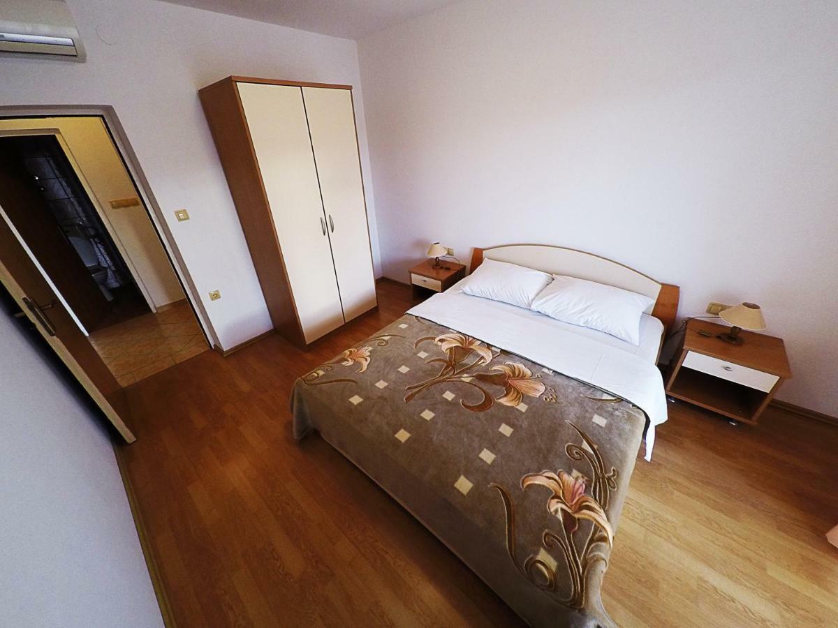 Apartments Piculjan โลปาร์ ภายนอก รูปภาพ