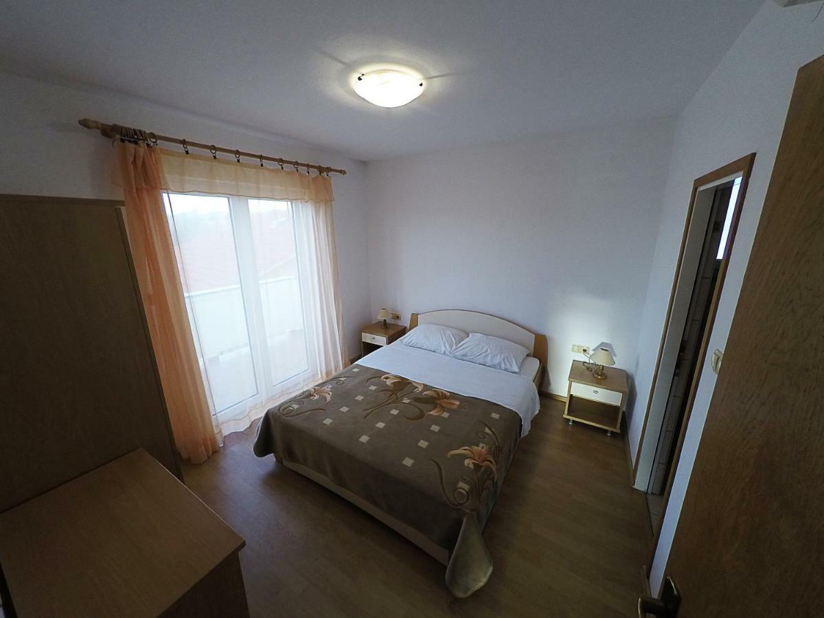 Apartments Piculjan โลปาร์ ภายนอก รูปภาพ